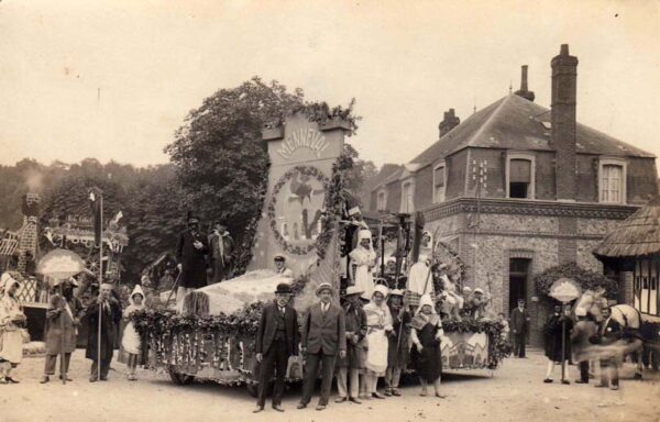 Menneval - Le char du corso fleuri