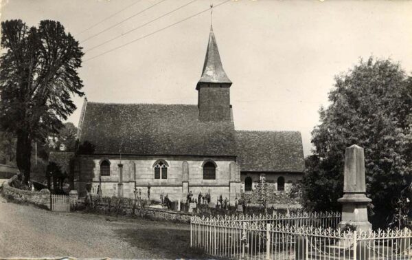 Ferrières-St-Hilaire - Le monument et l'église