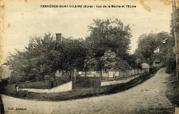 Ferrières-St-Hilaire - Vue de la mairie et l'école