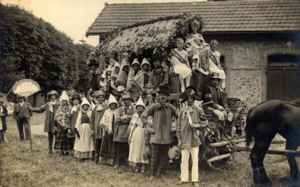 St-Aubin-le Vertueux - Le char du corso fleuri