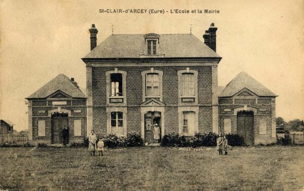 St-Clair-d'Arcey - L'école et la mairie