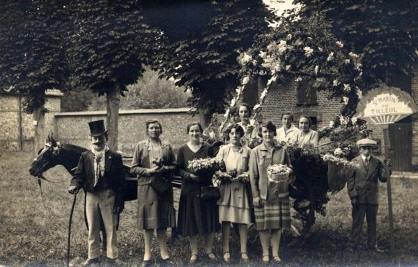 St-Martin-du-Tilleul - Le char du corso fleuri