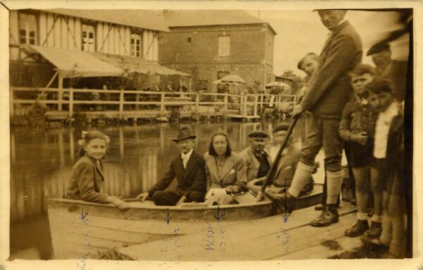 St-Quentin-des-Isles - Partie de barque devant l'auberge