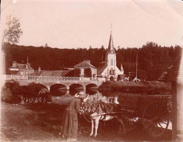 St-Quentin-des-Isles - L'église vue du lavoir