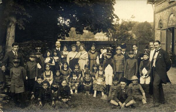 Préparation du défilé dans la cour des anciens abattoirs.