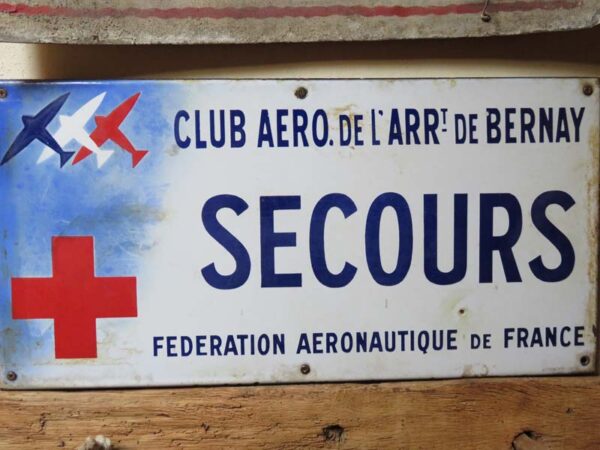 Plaque émaillée du poste de secours du Club Aéronautique de l'Arrondissement de Bernay