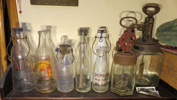 La laiterie - Bouteilles à lait et barattes ménagères