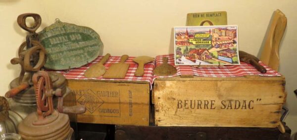 La laiterie - Caisses, tapes et couteaux à beurre