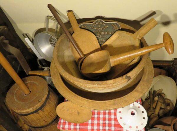 La laiterie - Plat à beurre, jatte et louches à crème