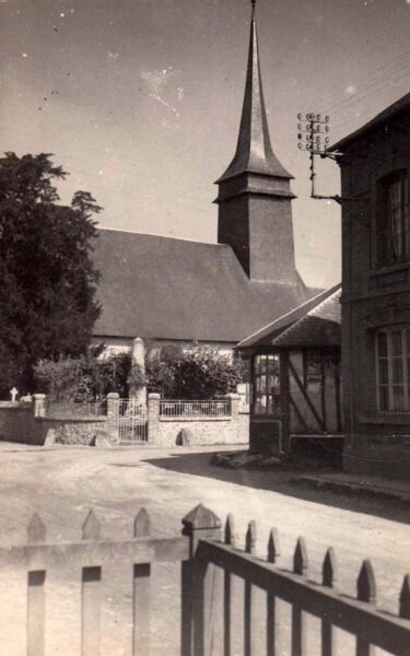 St-Clair-d'Arcey - L'église et le monument aux morts