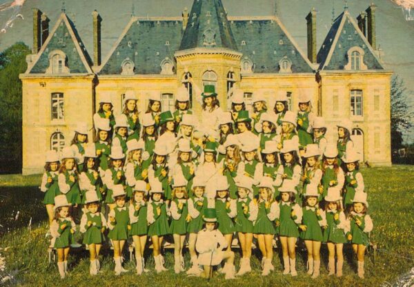 St-Aubin-le Vertueux - Le club de Majorettes devant le Château du Houlley