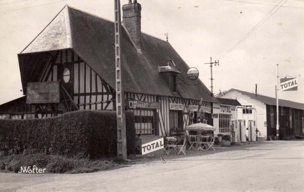 St-Victor-de-Chrétienville - Le café et la station aux Quatre Vents (RD 131)