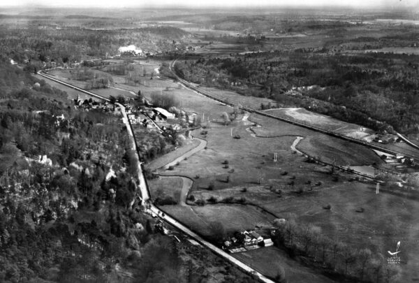 Menneval - Vue aérienne du quartier de l'église