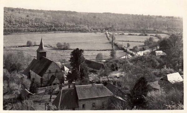 Ferrières-St-Hilaire - Vue du village depuis la motte