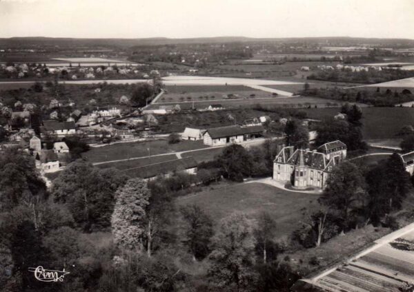 St-Aubin-le Vertueux - Vue aérienne du village et du château