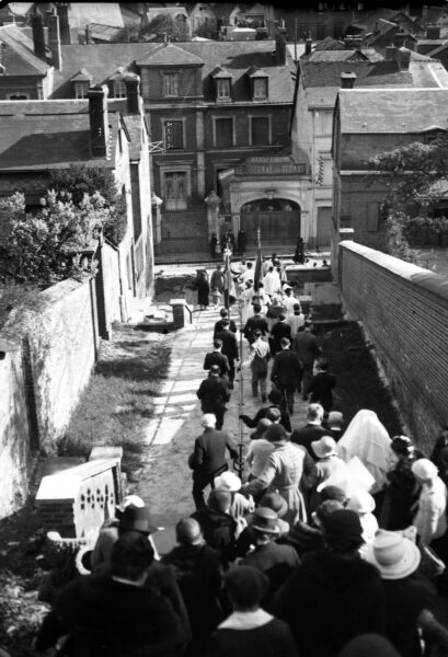 Une procession dans l'escalier des Monts