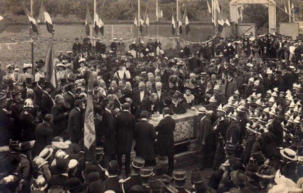 Pose de la première pierre en 1907 par Henri Chéron du pavillon du même nom