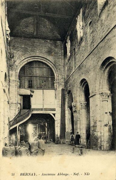 La halle aux grains dans l'abbatiale