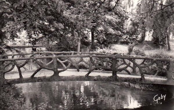 Le petit pont du Square Gouas.