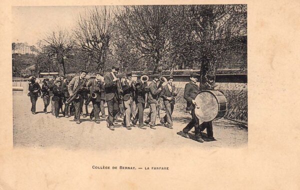 La fanfare du collège en répétition dans la cours