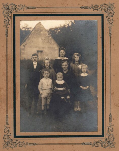 Madame DUFY garde-barrière au passage à niveau 57